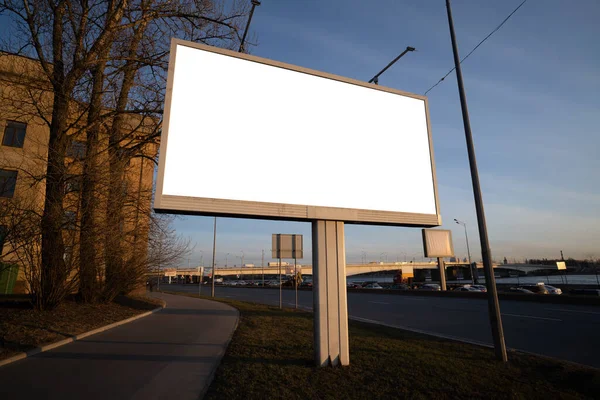 広告のための白いフィールドと大規模な広告看板 — ストック写真