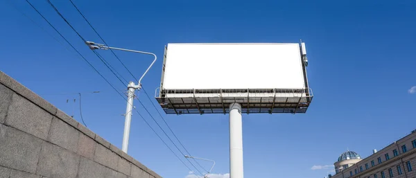 Billboard Tegen Blauwe Hemel — Stockfoto