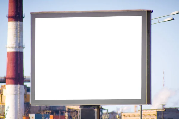 Billboard Contra Céu Azul Contra Fundo Cidade — Fotografia de Stock