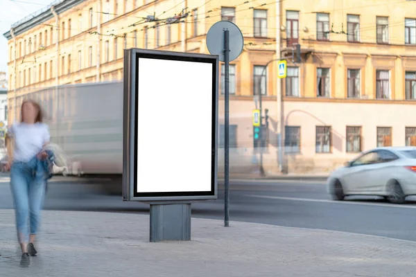 Boş sokak posteri maketi. Dikey reklam panosu ışık kutusu.