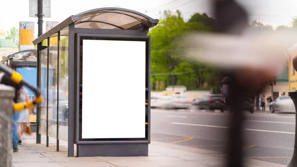 Otobüs durağındaki reklam için açık hava reklam modeli.