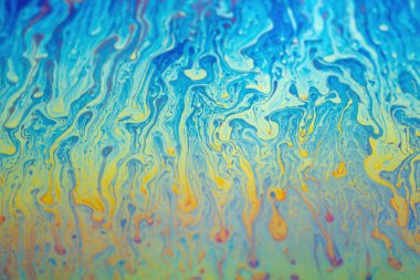 Bir sabun köpüğü kürenin yüzeyinde yanardöner gökkuşağı. Renkli arkaplan çılgın renkler psikedelik