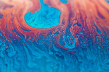 Mavi-kırmızı yanardöner dalgaların soyut arka planı. Sabun köpüğü dokusu