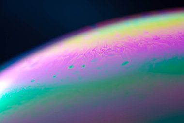 Bir kürenin yüzeyinde parlayan soyut dalga arkaplanı. Sabun köpüğü dokusu