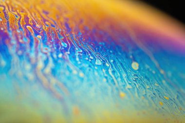 Bir sabun köpüğü kürenin yüzeyinde yanardöner gökkuşağı. Renkli arkaplan