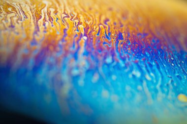 Bir sabun köpüğü kürenin yüzeyinde yanardöner gökkuşağı. Renkli arkaplan