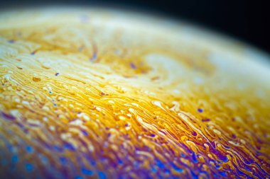 Bir sabun köpüğü kürenin yüzeyinde yanardöner gökkuşağı