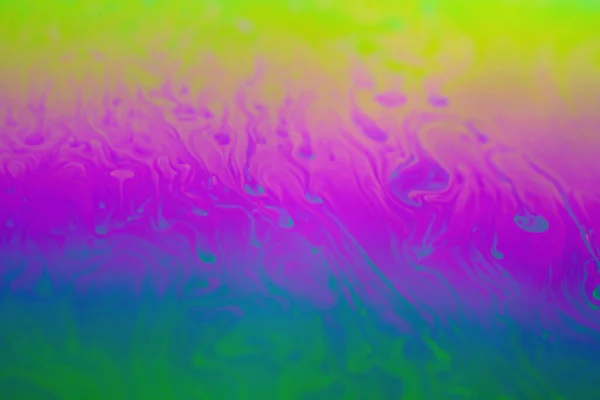 Iridescente Arcobaleno Sulla Superficie Una Sfera Bolla Sapone Sfondo Colorato — Foto Stock