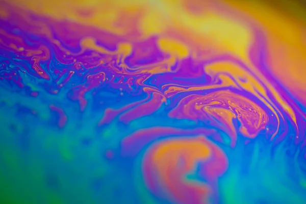 Ιριδίζον Ουράνιο Τόξο Στην Επιφάνεια Μιας Σφαίρας Σαπουνόφουσκας Πολύχρωμο Φόντο — Φωτογραφία Αρχείου