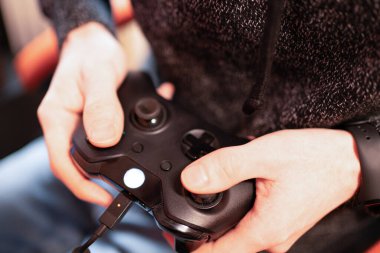 Gamepad joystick 'i bir adamın elinde.