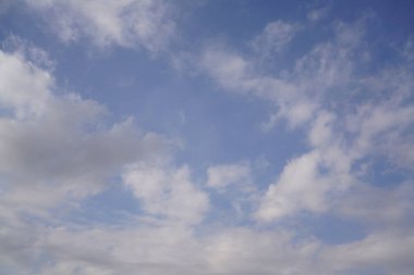 Gün boyunca beyaz bulutlu gökyüzü