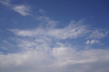 Gün boyunca beyaz bulutlu gökyüzü