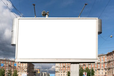 Billboard 3 'e 6 metre şehirde duruyor. Tasarım için büyük beyaz reklam alanı. Mavi gökyüzü ile güzel bir yaz gününde