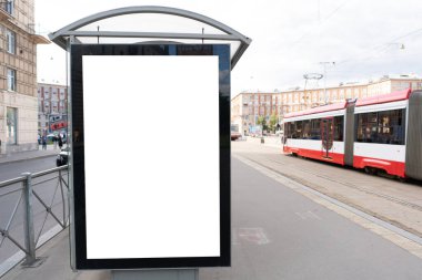 Tramvay istasyonunda küçük bir reklam panosu.
