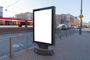 Şehirdeki şehir reklam panosu öğleden sonra dikey olarak küçük.