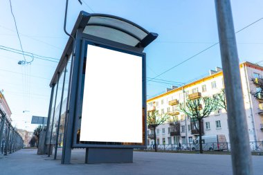 Tramvay durağındaki bir poster için reklam panosu..