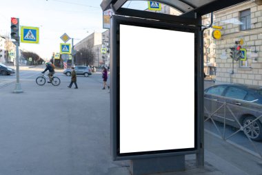 Otobüs durağındaki reklam panosu.