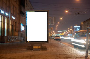 Reklam panosu dikey ışık kutusu geceleri parlıyor.