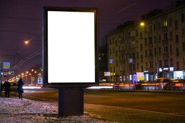 Reklam panosu dikey ışık kutusu geceleri parlıyor.