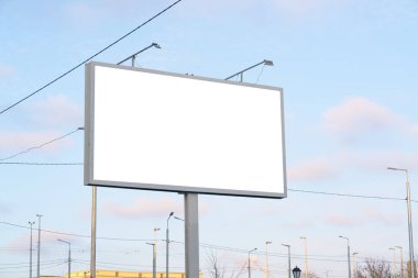Şehirde uzun bacaklı yatay ilan panosu