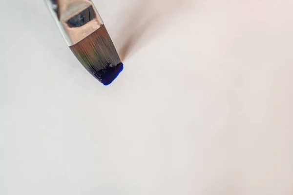 Pincel Pintando Uma Tira Papel Branco — Fotografia de Stock