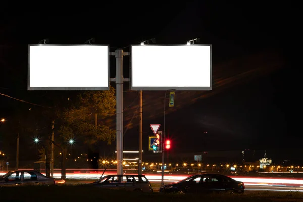 屋外広告のためのビルボードMockup 街に立つ 屋外広告道路近くの夜 — ストック写真