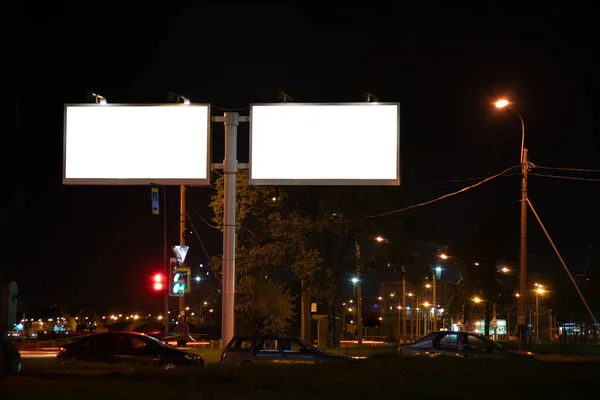 Een Mockup Van Een Billboard Nachts Buurt Van Weg Twee — Stockfoto