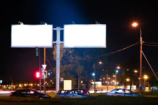 Een Mockup Van Een Billboard Nachts Buurt Van Weg Stralen — Stockfoto