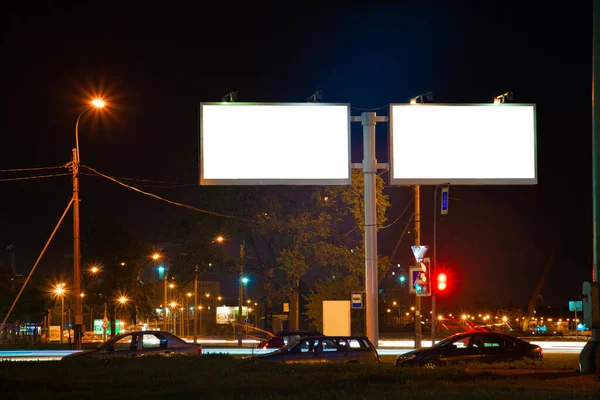 道路の近くの夜の看板のモックアップ 白いフィールドと広告のための2つのフィールド屋外広告 — ストック写真