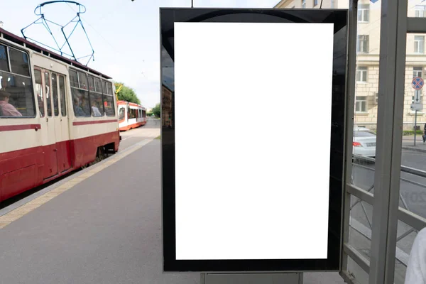 Cartellone Pubblicitario Verticale Piccolo Nel Rifugio Della Stazione Del Tram — Foto Stock