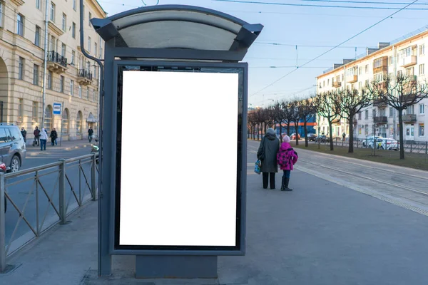 Reklama Billboard Dla Jednego Plakatu Przystanku Tramwajowym Ludźmi Czekającymi Transport — Zdjęcie stockowe