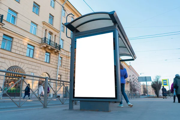 在车站张贴一张招贴画的广告牌 人们坐在那里等待交通 — 图库照片