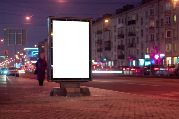 Διαφημιστική Πινακίδα Κάθετη Στην Πόλη Νύχτα Λάμπει — Φωτογραφία Αρχείου