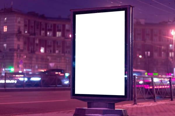 Διαφημιστική Πινακίδα Κάθετη Lightbox Στην Πόλη Λάμπει Νύχτα — Φωτογραφία Αρχείου