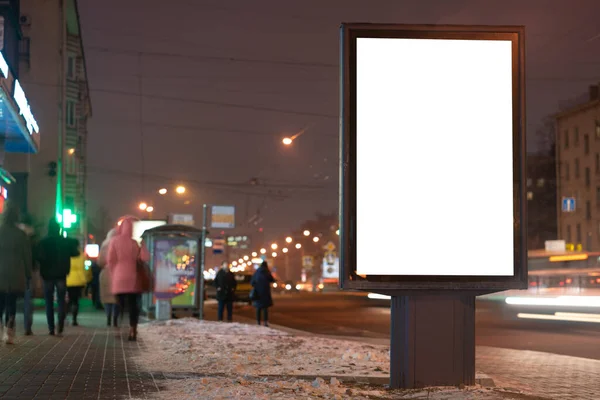 Pubblicità Lightbox Verticale Cartellone Città Notte Brilla Sulla Strada Vicino — Foto Stock