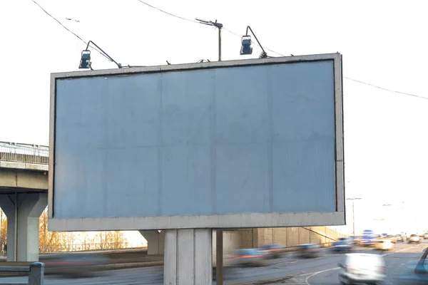 광고로 뒤덮여 운동장 지나가는 자동차들을 배경으로 광고판 도시에 — 스톡 사진