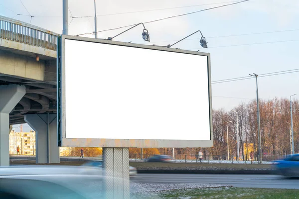 Рекламный Щит Городе Фоне Проезжающих Автомобилей Белым Полем Рекламы — стоковое фото