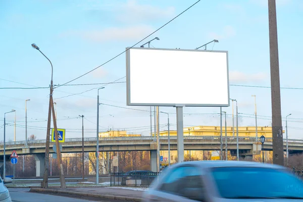 Horizontális Hirdetőtábla Városban Egy Hosszú Lábon — Stock Fotó