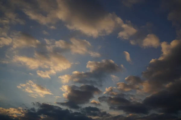 Cielo Con Nubes Antes Del Atardecer Fotos de stock