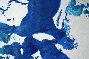 Kağıt üzerinde mavi akrilik boya. Arka plan elle boyanmış boya lekelerinden oluşuyor.