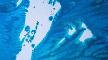 Kağıt üzerinde mavi akrilik boya. Arka plan elle boyanmış boya lekelerinden oluşuyor.