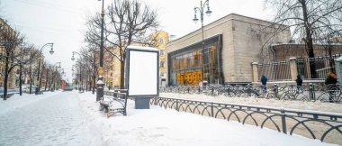 Dikey reklam panosu ile. Kış.