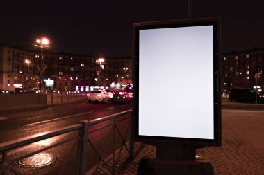Gece şehrinde dikey reklam panosu