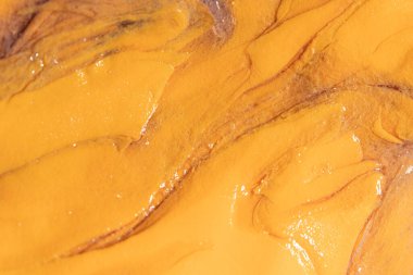 Sarı balçık kütlesi, buruşuk doku.