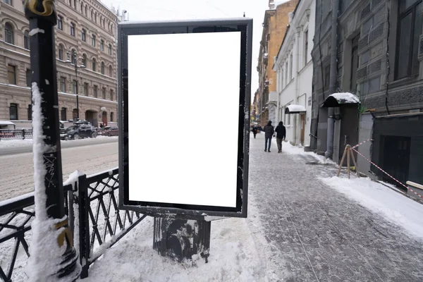 Skylt Vertikal Reklam Med Ett Vitt Fält Vinter — Stockfoto