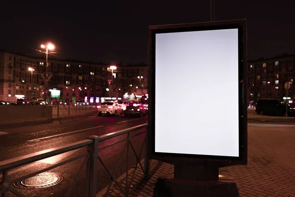 Gece Şehrinde Dikey Reklam Panosu — Stok fotoğraf