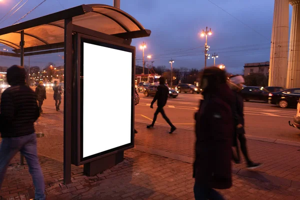 Branco Billboard Rua Noite Com Pessoas Pavilhão Parada Fundo — Fotografia de Stock