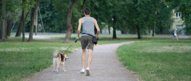 Parkta köpeği gezdiriyorum..