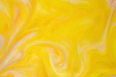 Soyut sarı parlak arkaplan. Suda incili bulutlar var. mermer metalik ven.