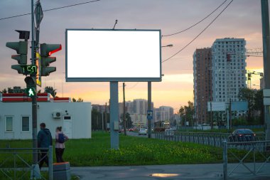 Reklam panosu reklamı büyük yatay ekran MOCKUP reklam için. Günbatımının arka planında, parlayan.